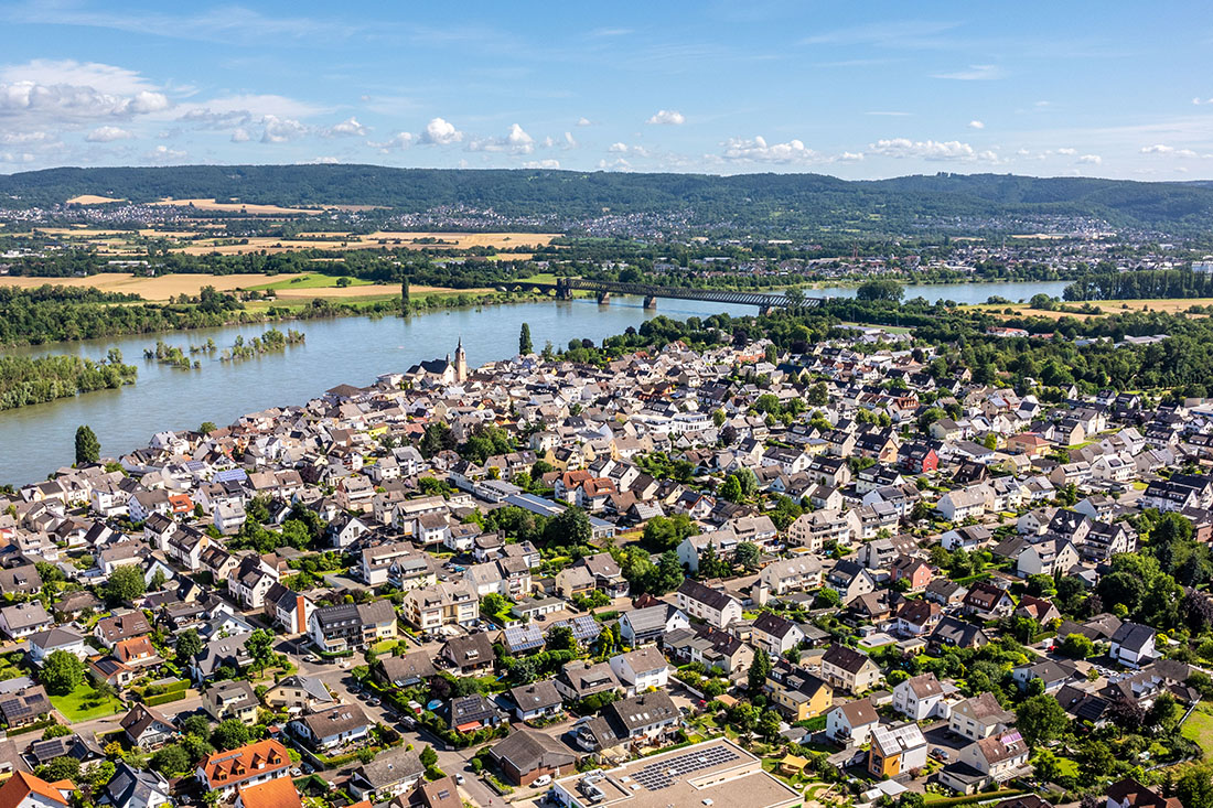 Direkt am Rheinradweg gelegen mit Blick auf die markante Eisenbahnbrücke und das Naturschutzgebiet Urmitzer Werth